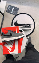 TÊNIS NIKE AIR FORCE 1 CINZA